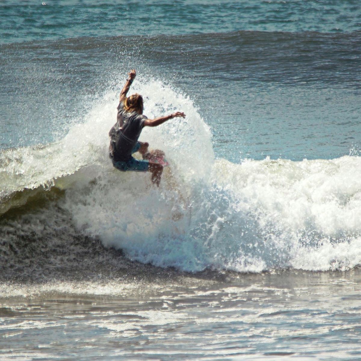 Surfer carving a wave near Mata Oscura